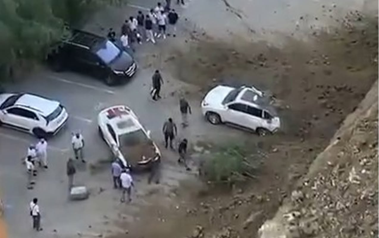 Əhmədlidə torpaq uçqunu - Maşınlara zərər dəydi