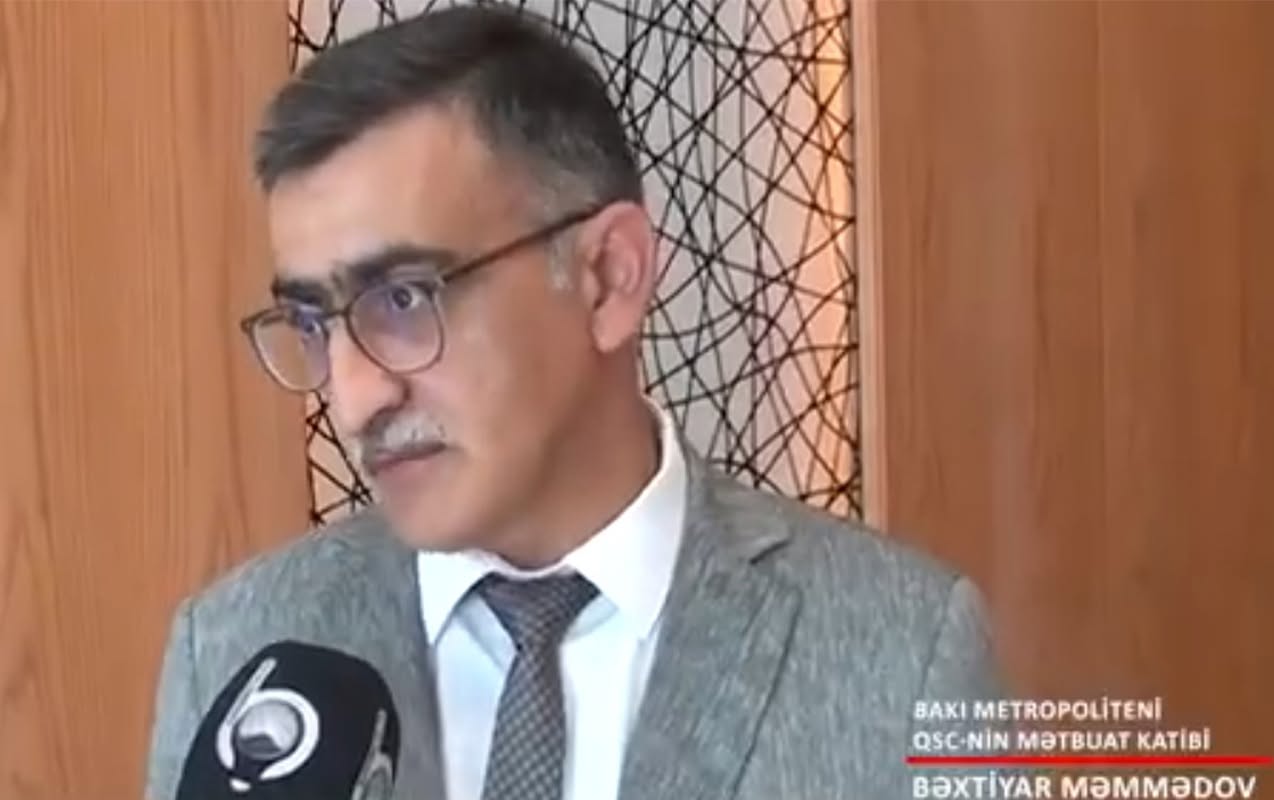 Metropoliten rəsmisi sərnişinlərə çıxış yolu göstərdi