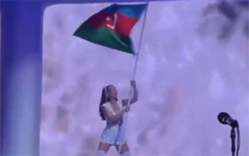 Keti Perri səhnəyə Azərbaycan bayrağı ilə çıxdı