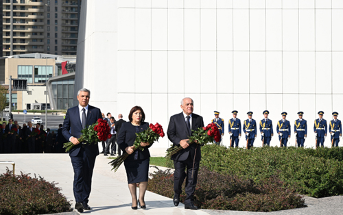 Əli Əsədov, Sahibə Qafarova və Samir Nuriyev Zəfər parkında