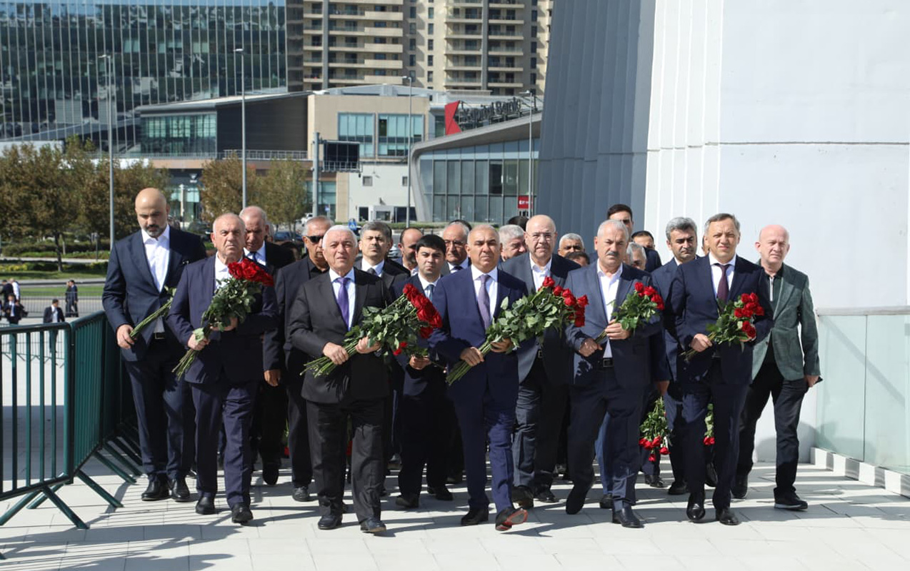 “AzərEnerji” və “Azərişıq” rəhbərliyi şəhidlərin xatirəsini andı